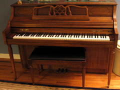 Russell-c3DlS27UiK-piano